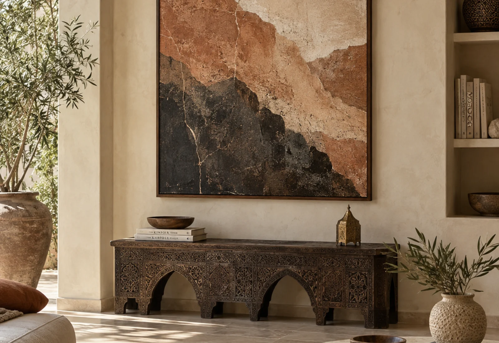 Intérieur contemporain avec œuvre murale encadrée